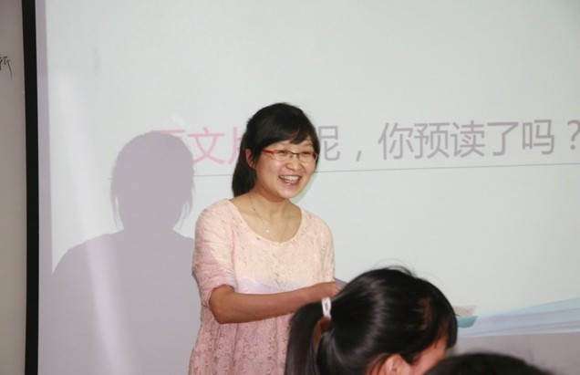 深藍(lán)小書童引導(dǎo)讀書